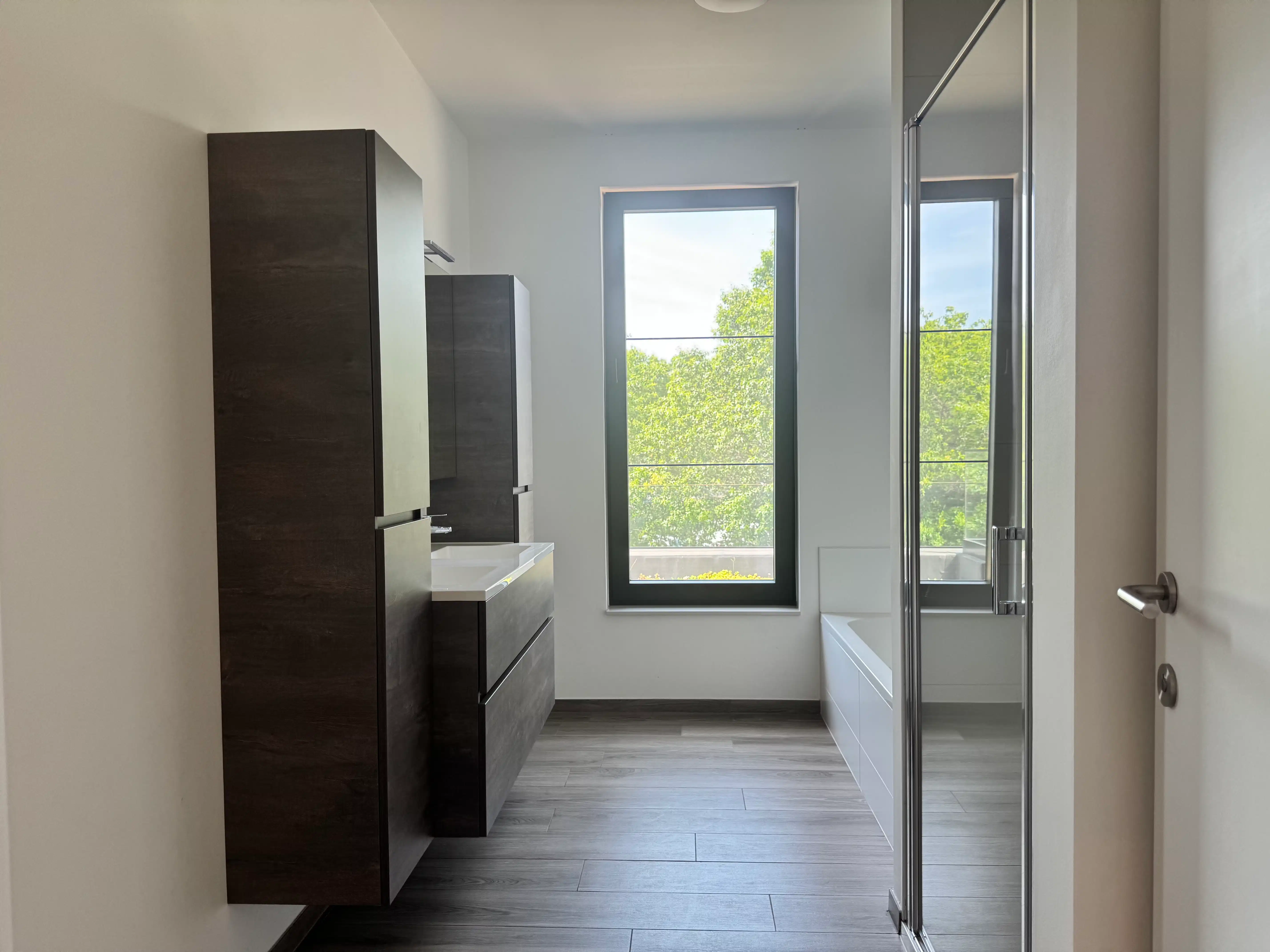 Modern appartement met 2 slaapkamers en 2 autostaanplaatsen foto 14
