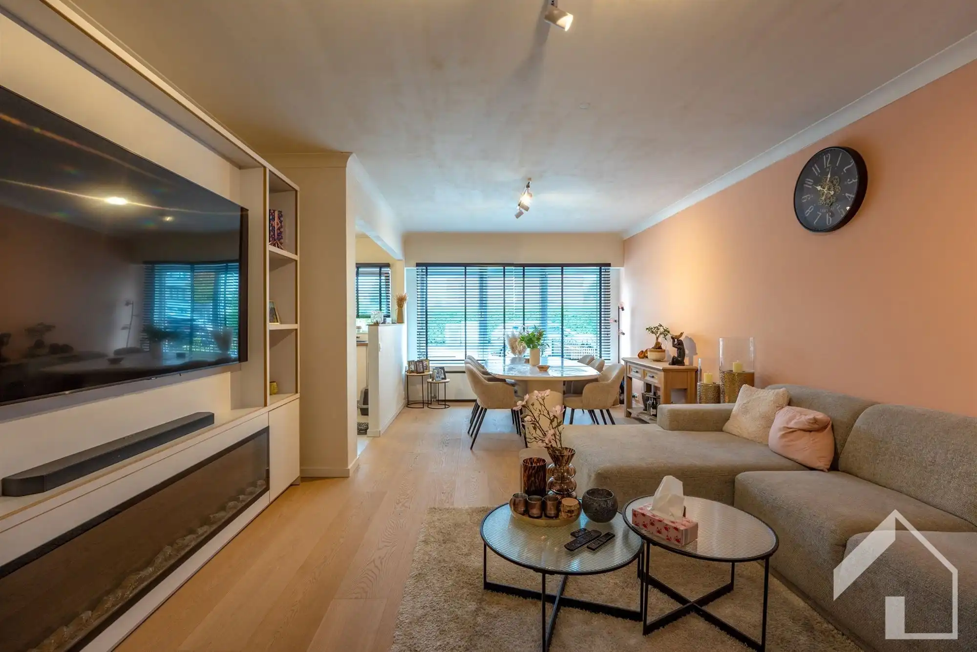 Totaal gerenoveerd gelijkvloersappartement met 2 slaapkamers en garagebox foto 2