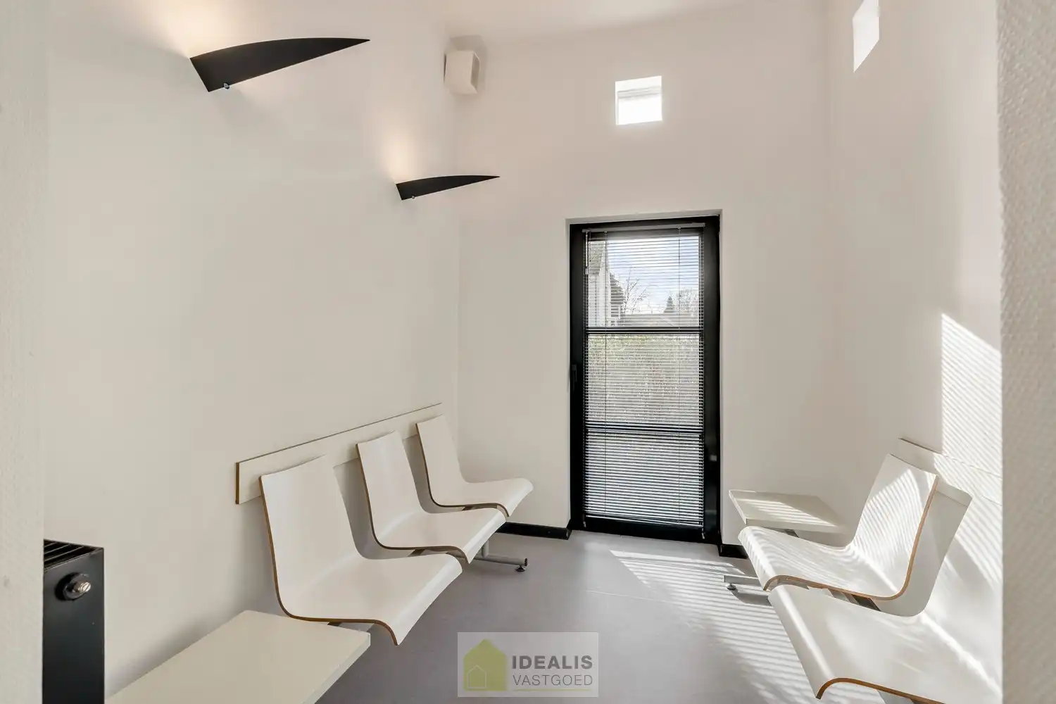 EXTRA RUIME VILLA MET EEN PRACHTIG LICHTRIJKE LEEFRUIMTE, RUIME KEUKEN, 4 SLAAPKAMERS, 2 BADKAMERS EN EEN RUIM PRAKTIJK/KANTOORGEDEELTE OP EEN RIANT EN CENTRAAL PERCEEL VAN MAAR LIEFST 16A 27CA OP EEN GUNSTIGE LOCATIE NABIJ HET CENTRUM VAN ACHEL! foto 26