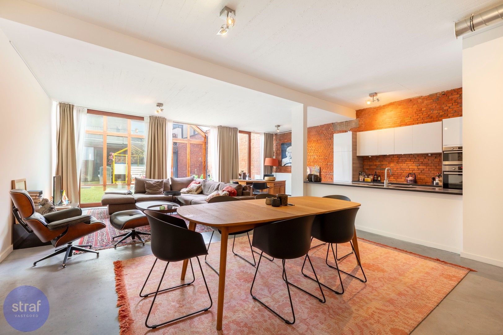 Moderne loft met open leefruimte en gezellige stadstuin in Berchem foto 2