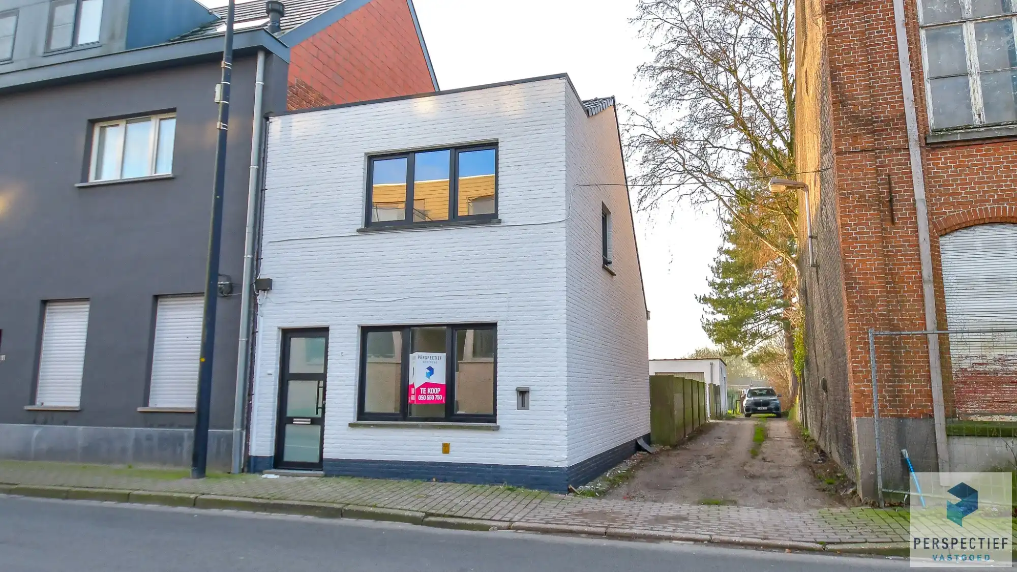 BEZOEKMOMENT ZATERDAG 31/01 VAN 15U TOT 16U30 | GERENOVEERDE woning met 3 slaapkamers en ZONGERICHTE tuin met uitweg en GARAGE foto 3