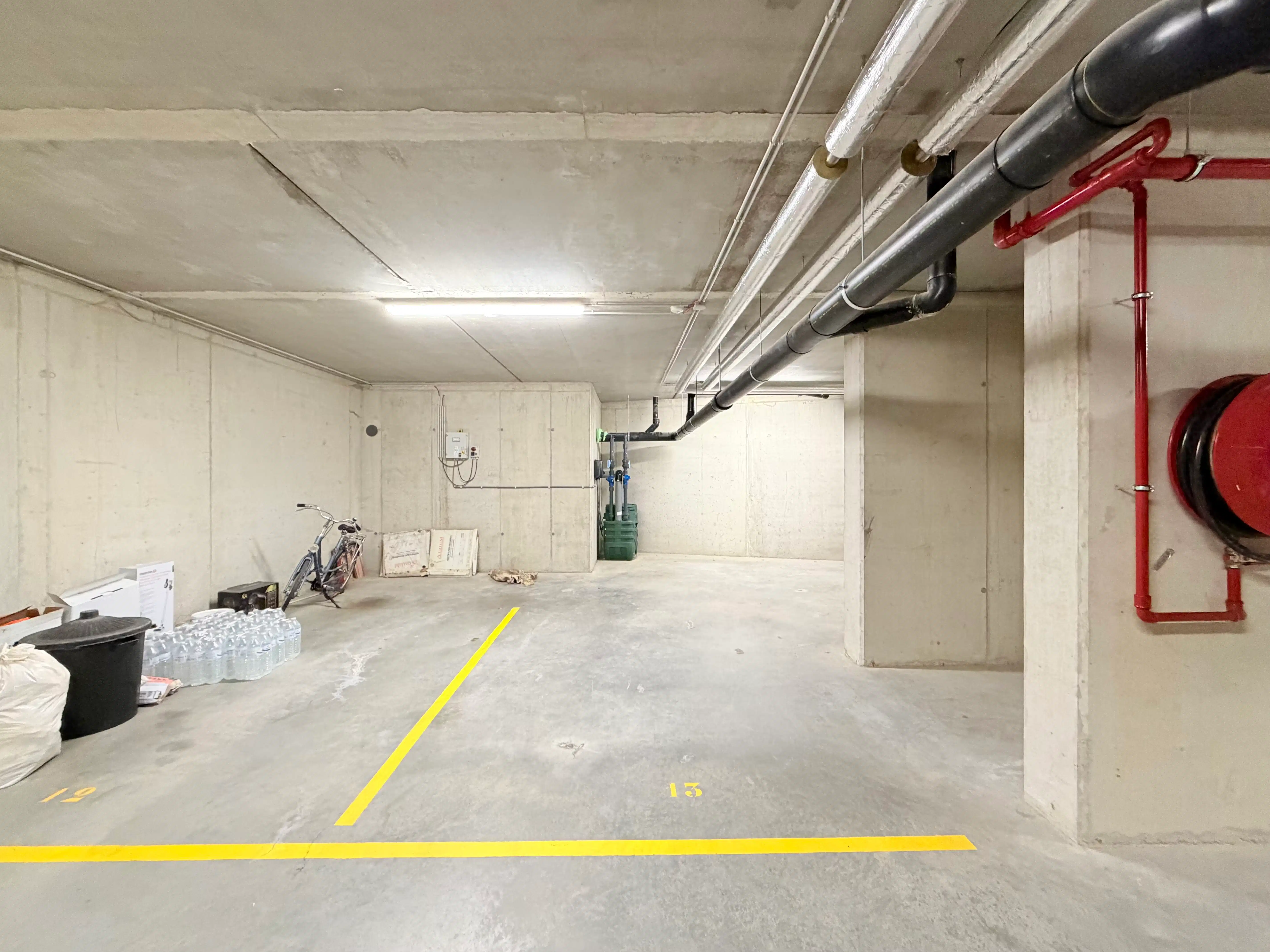 Ondergrondse autostaanplaats in centrum van Evergem foto {{pictureIndex}}