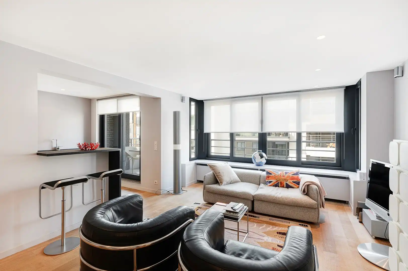 Instapklaar 2-slaapkamerappartement met terras op gegeerde locatie in Knokke. foto 4