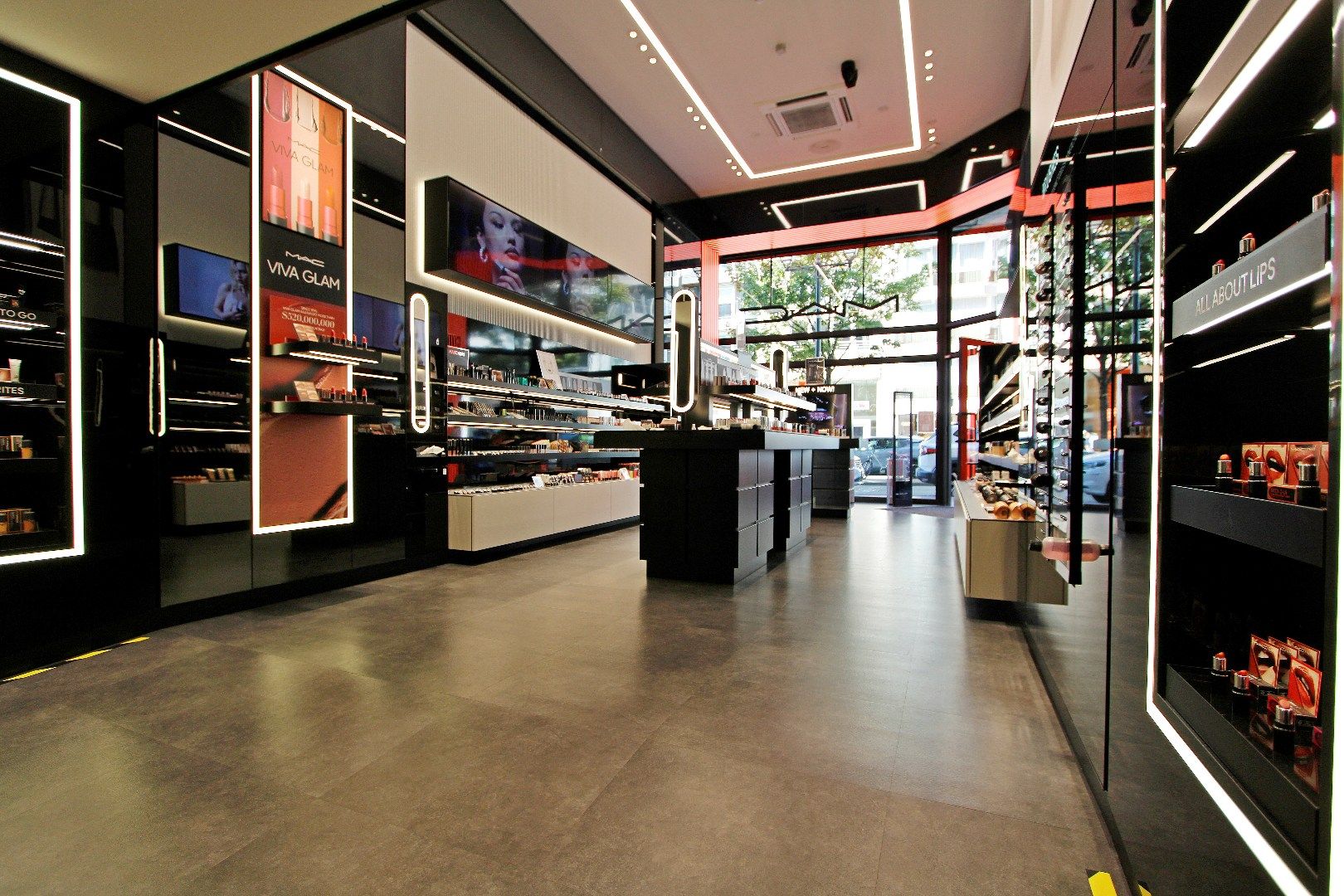 Lippenslaan 334 (winkel 2) huidige Mac Cosmetics te huur foto 3