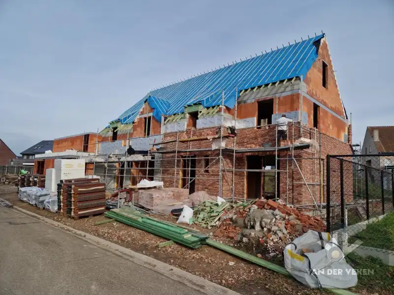 Moderne halfopen nieuwbouwwoning met 4 slaapkamers en 2 badkamers met carport foto {{pictureIndex}}