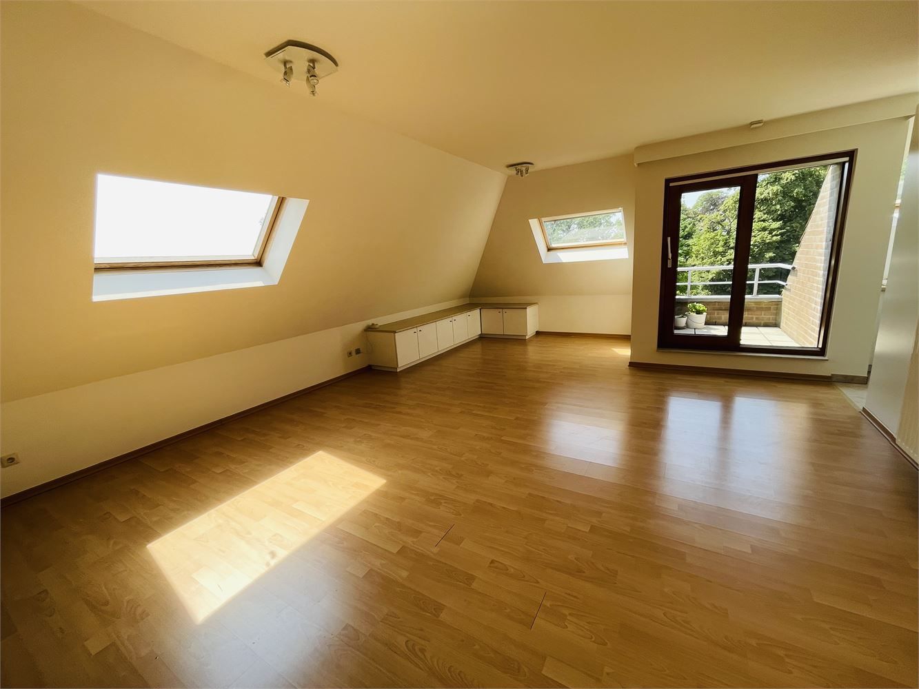 Sint-Michiels, rustige ligging Heel mooi ENERGIEZUINIG lichtrijk appartement met 1 slpk, 2 zonneterrassen en mogelijkheid om  garagebox bij te kopen foto 2