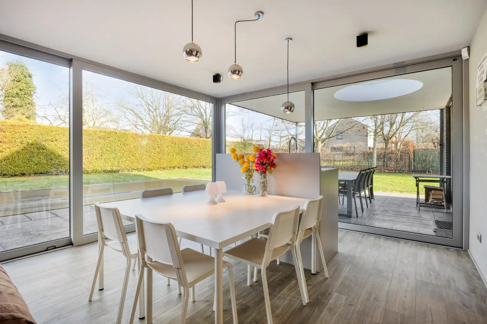 Moderne, ruim ingedeelde woning op een mooi perceel van 13 are met zwembad. foto 16