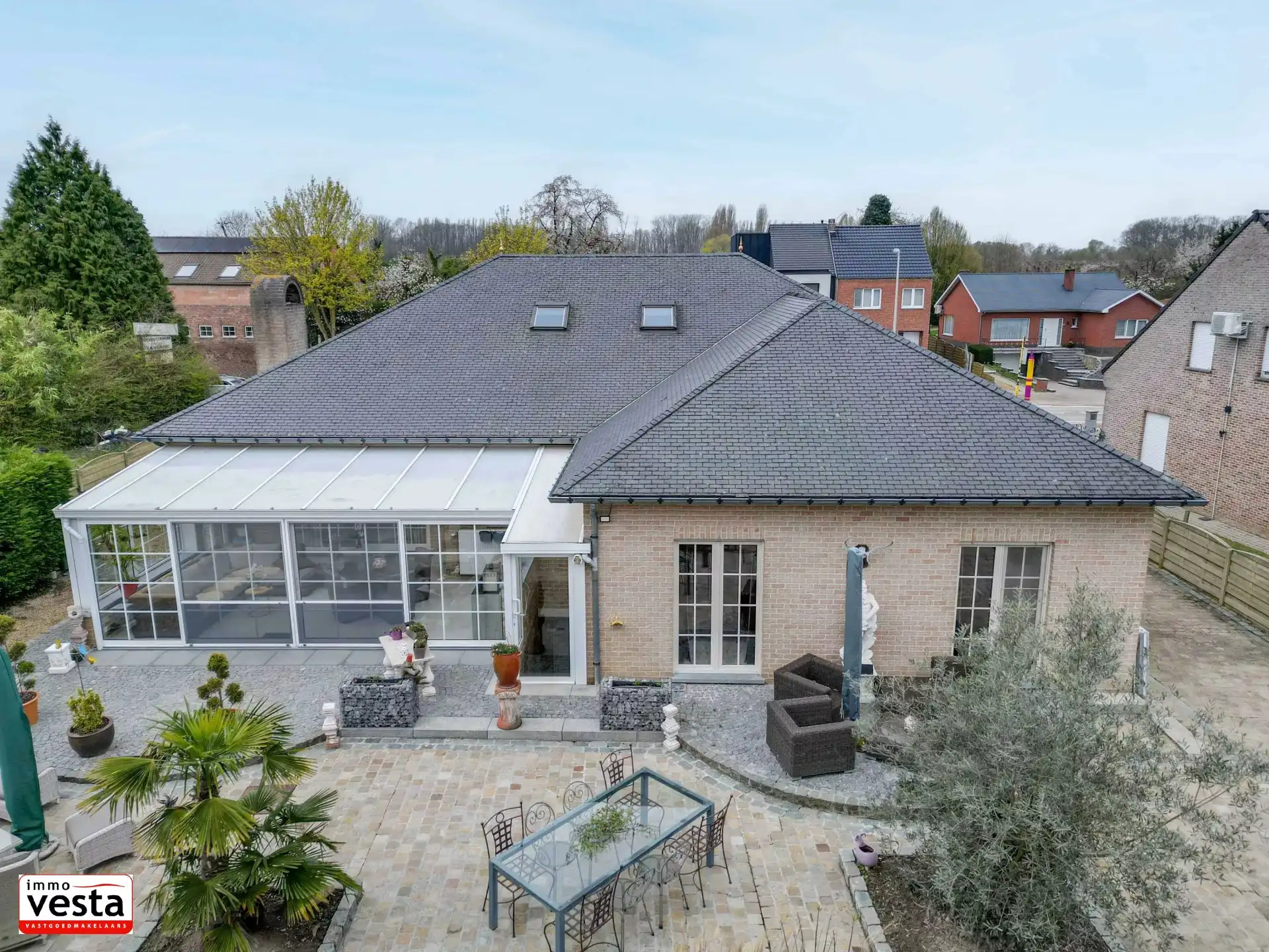 Ruime villa op een goede locatie foto 24