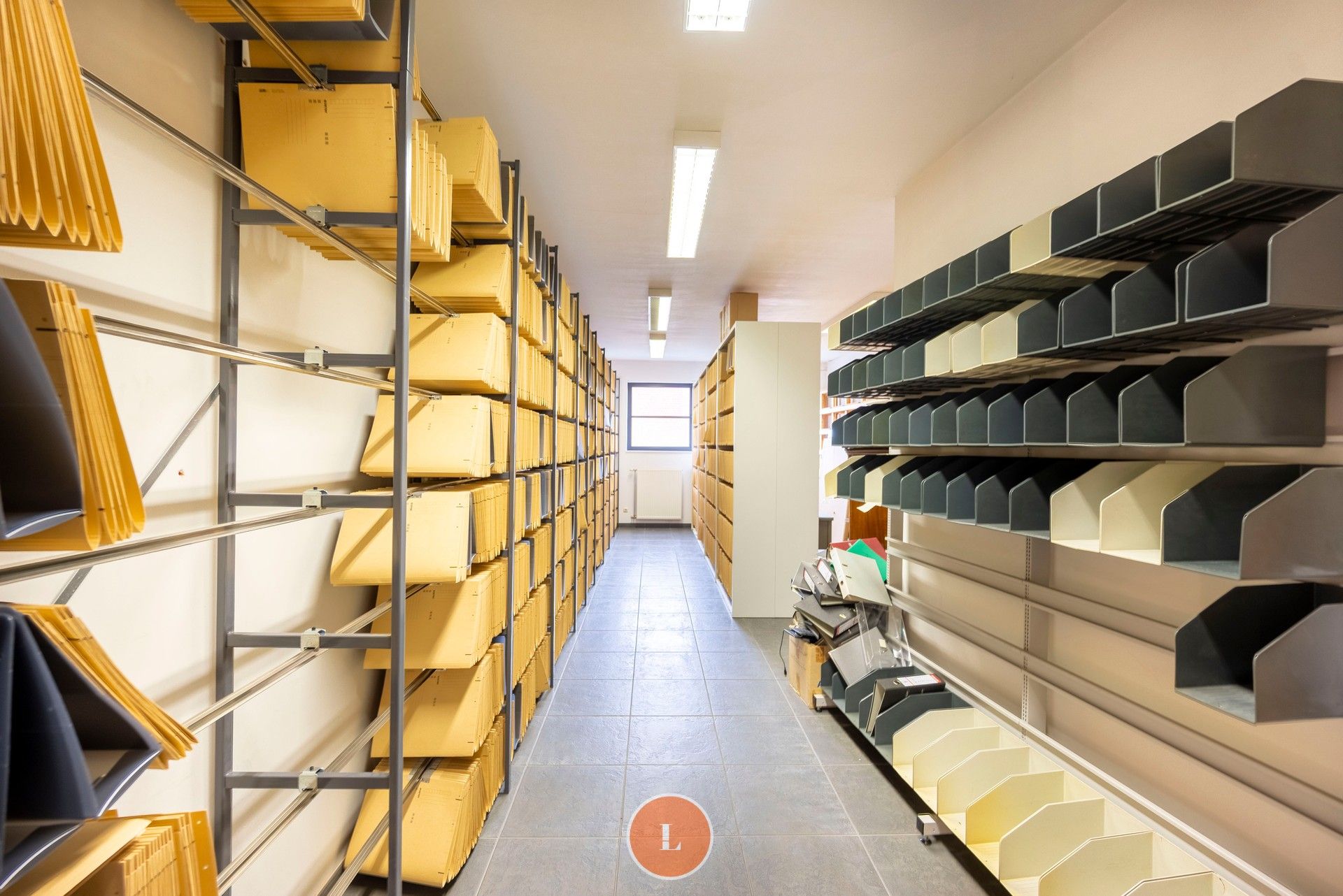 Instapklaar kantoor in hartje centrum met parking foto 12