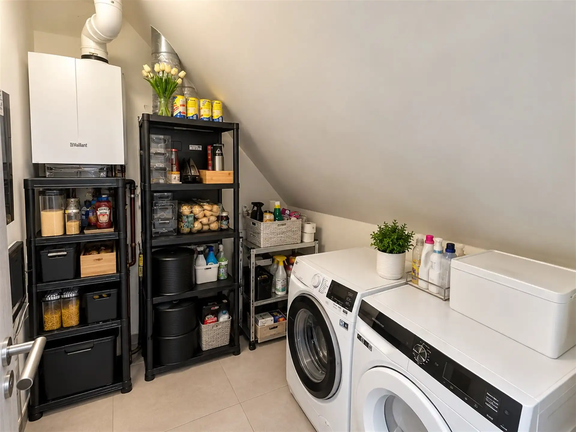 Duplex-appartement met 2 slaapkamers nabij centrum Erembodegem foto 4