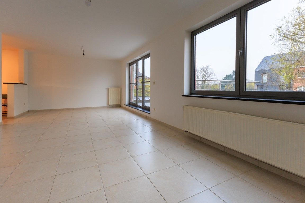 Ruim triplex appartement met parkeerplaats foto 4