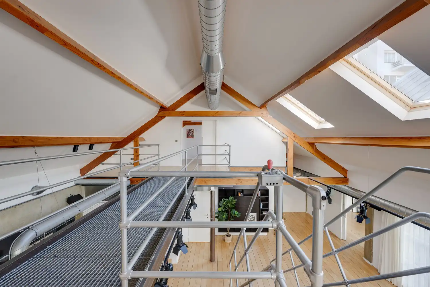Ruime loft met 5 slaapkamers! foto 13