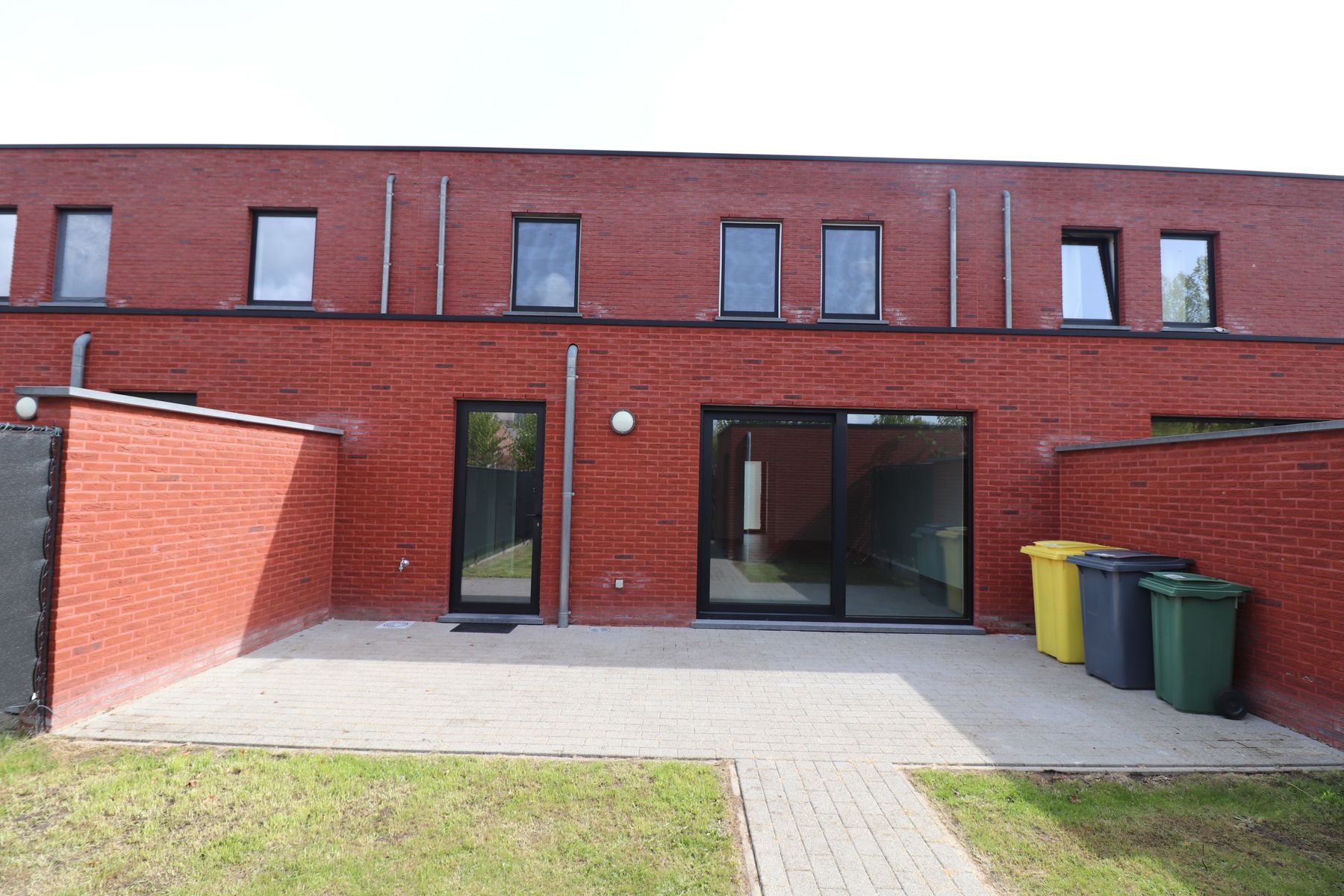 Een ruim recent woonhuis - gesloten bebouwing - met 3 slaapkamers, inpandige garage, terras en tuin foto 14