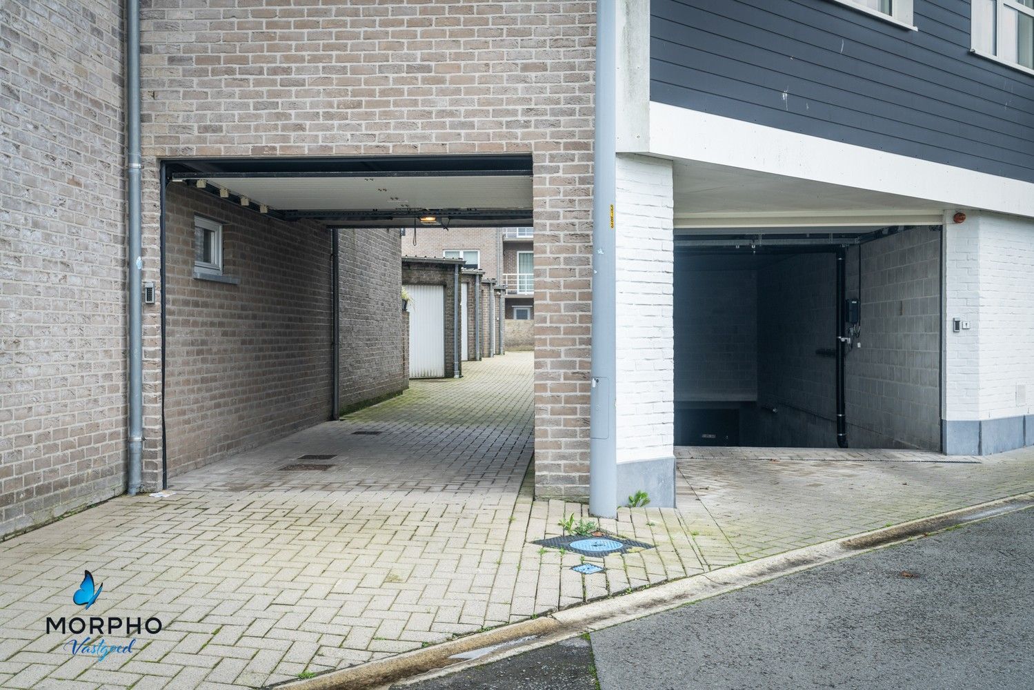 Te Koop: Privé Garagebox in Residentie Het Zonnehof, Aartrijke – Ideaal voor Twee Auto's foto {{pictureIndex}}