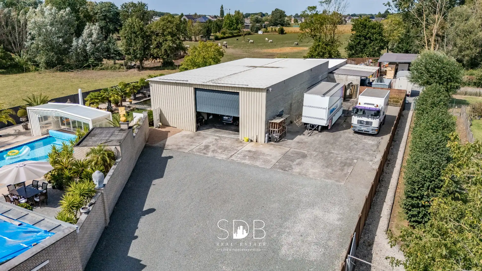 Hedendaagse villa met zwembad en magazijn van 299m²  foto 3