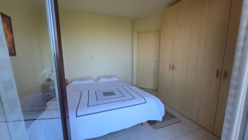 Instapklaar appartement met 2 slaapkamers en twee privé tuintjes: altijd zon en altijd een schaduwplekje! foto 4