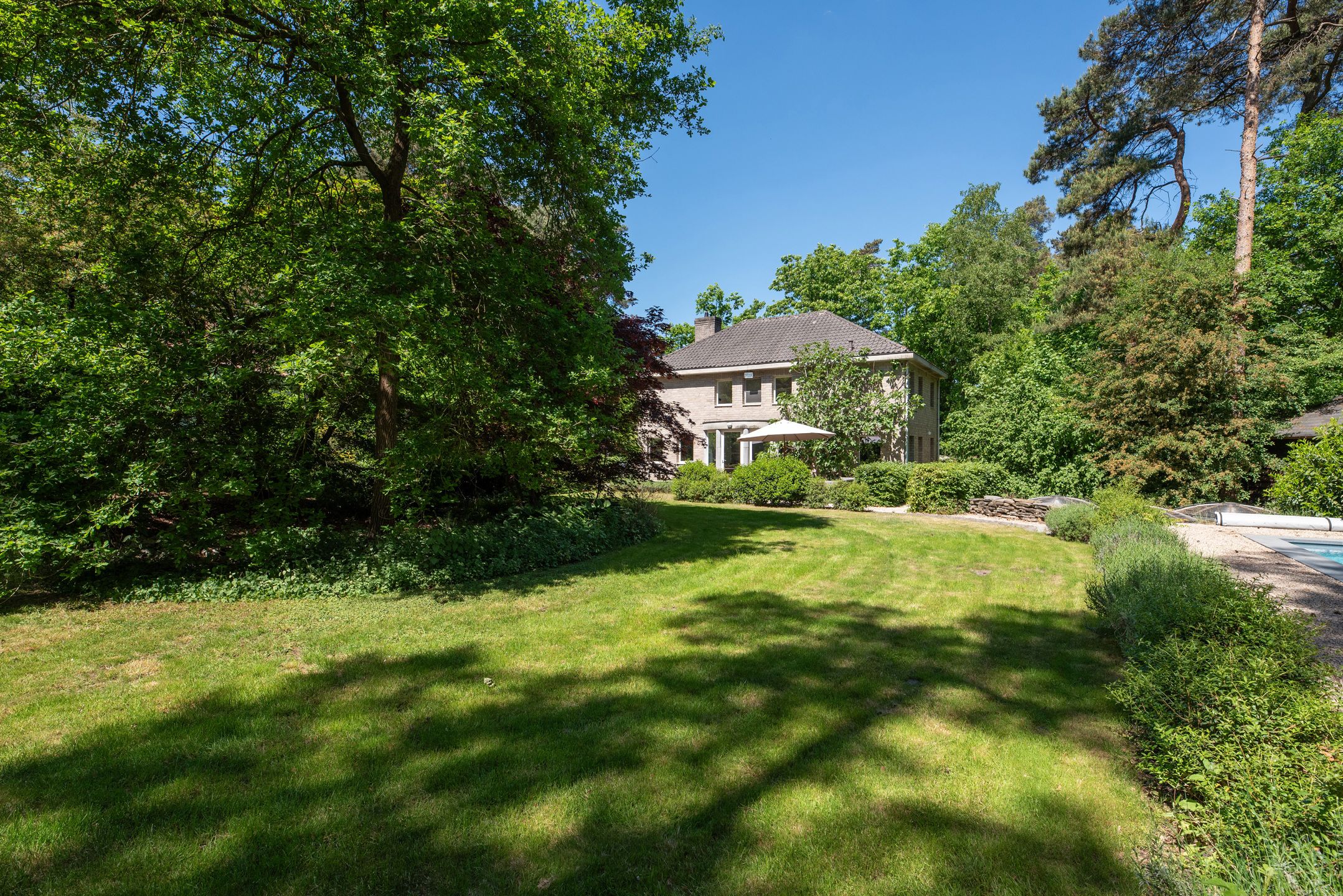 Woning met zwembad op zuidgericht perceel van ca. 2145 m² foto 29