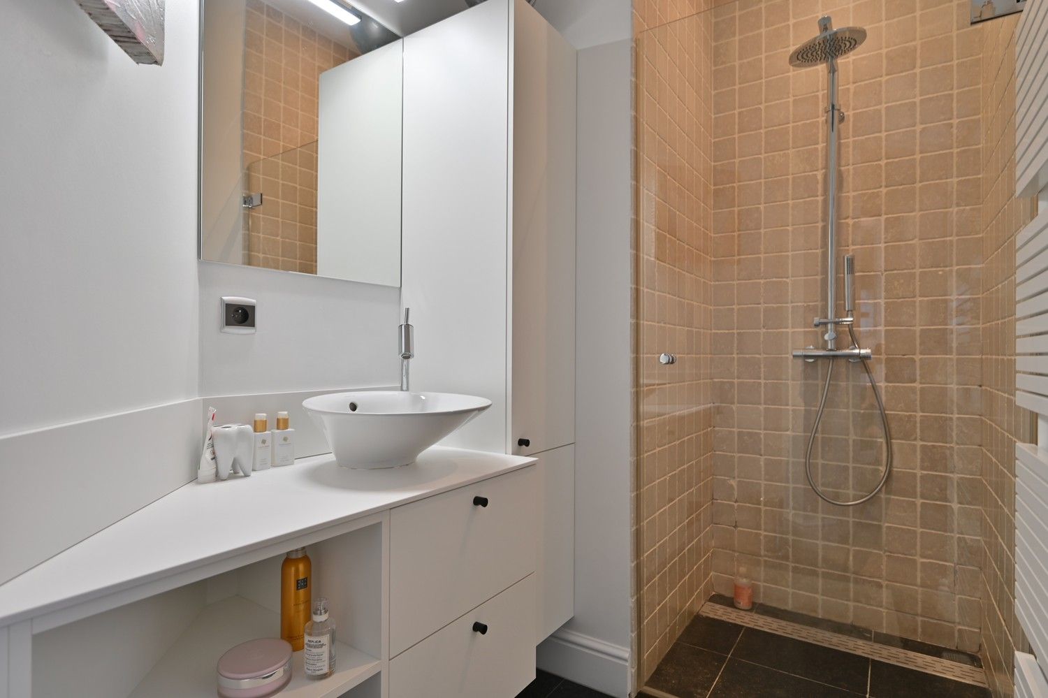 Luxe en comfortabel wonen (256 m2) op toplocatie in centrum Maaseik (EPC: A-label) foto 20