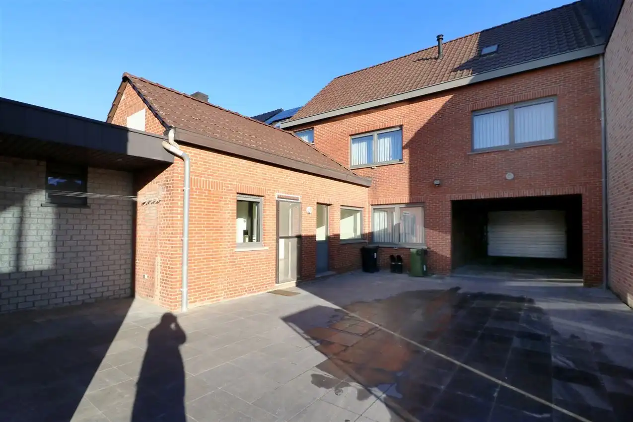 Ruime woning met drie slaapkamers en gezellige koer foto 19