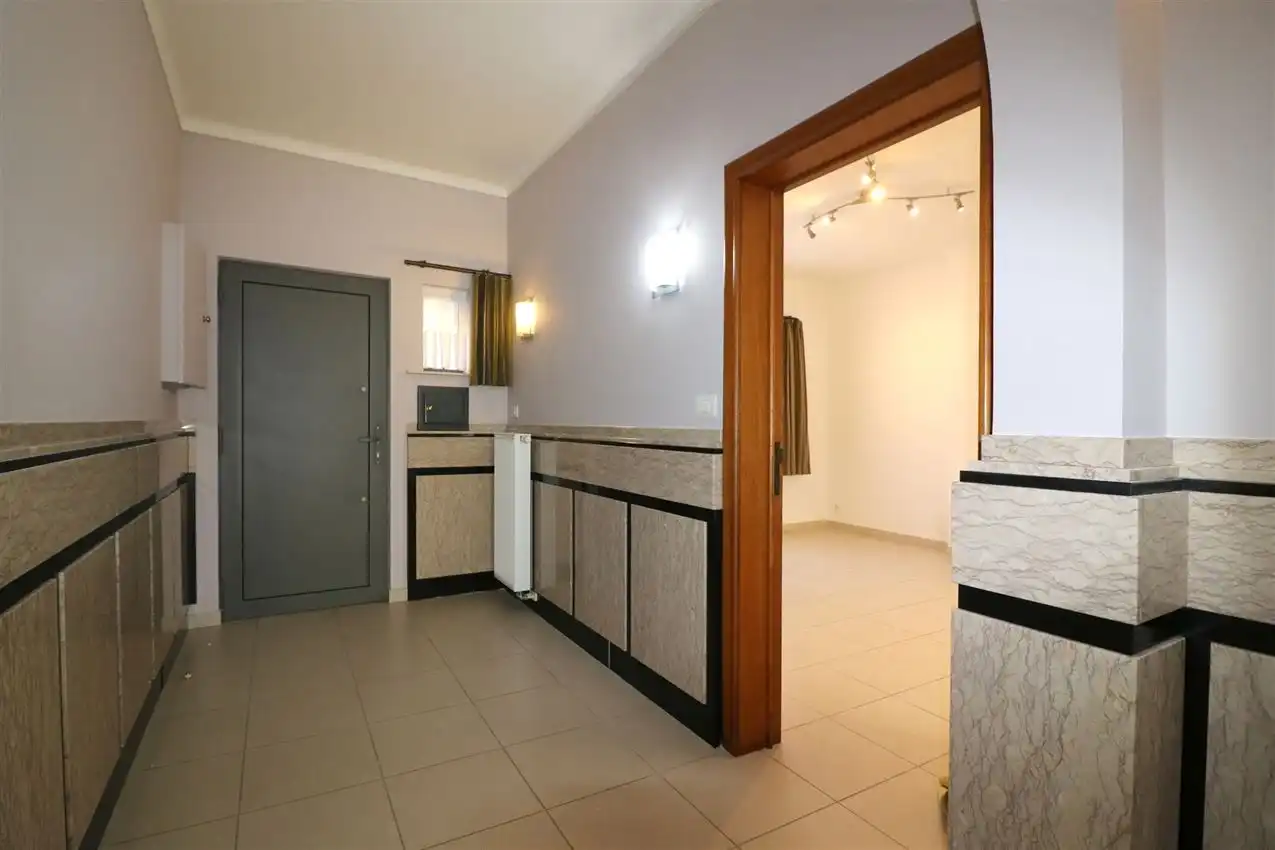 Ruime woning met drie slaapkamers en gezellige koer foto 19