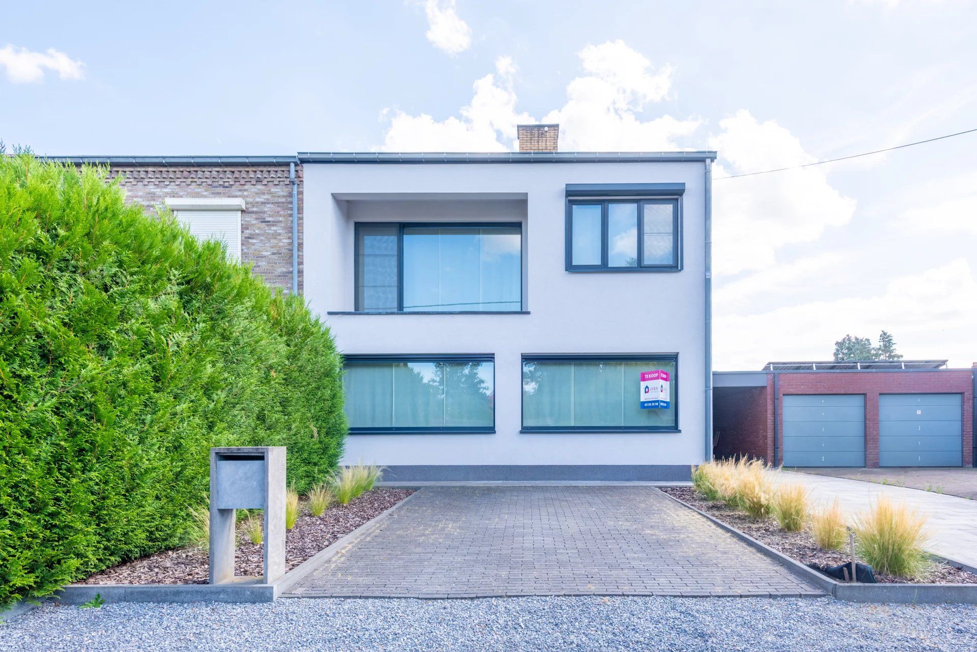 Moderne instapklare woning met 3 slaapkamers op mooi perceel. foto 2