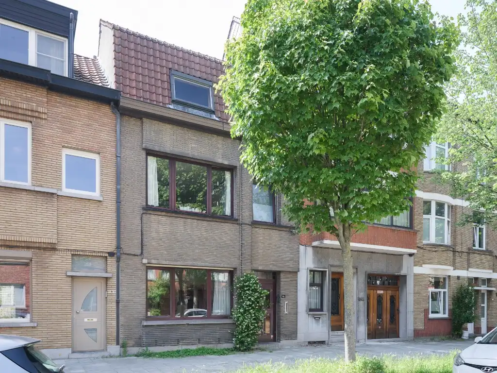Hoofdfoto van de publicatie: Sint-Amandsberg – Ruime interbellumwoning met 4 slaapkamers, tuin, dubbele garage en polyvalente ruimte nabij het Bijgaardepark.