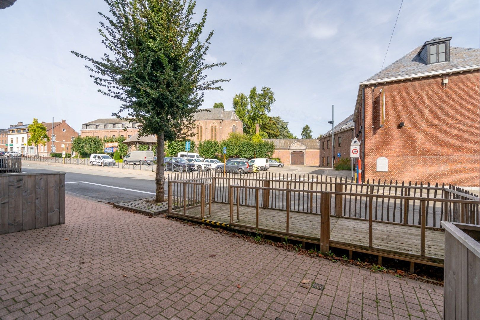 Uitstekend gelegen handelsruimte met terras aan voor- en achterzijde, met goede visibiliteit en bereibkaarheid foto 7