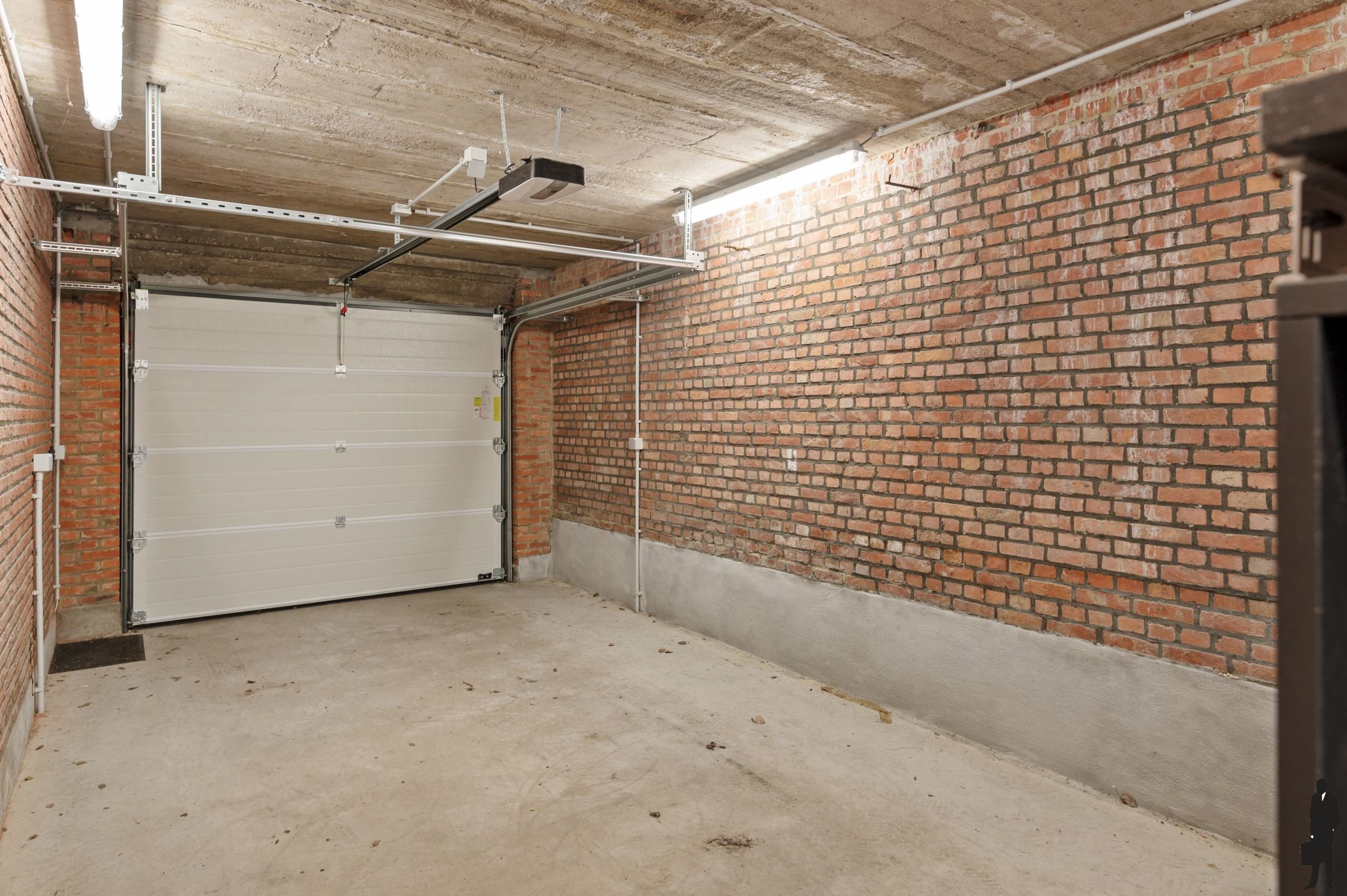 Lichtrijk appartement met ruime buitenruimte en garage foto 20