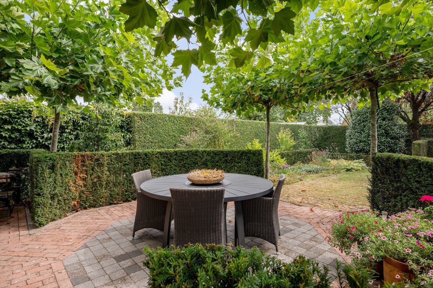 Ruime gezinswoning op breed en groot perceel van 1122m² foto 31