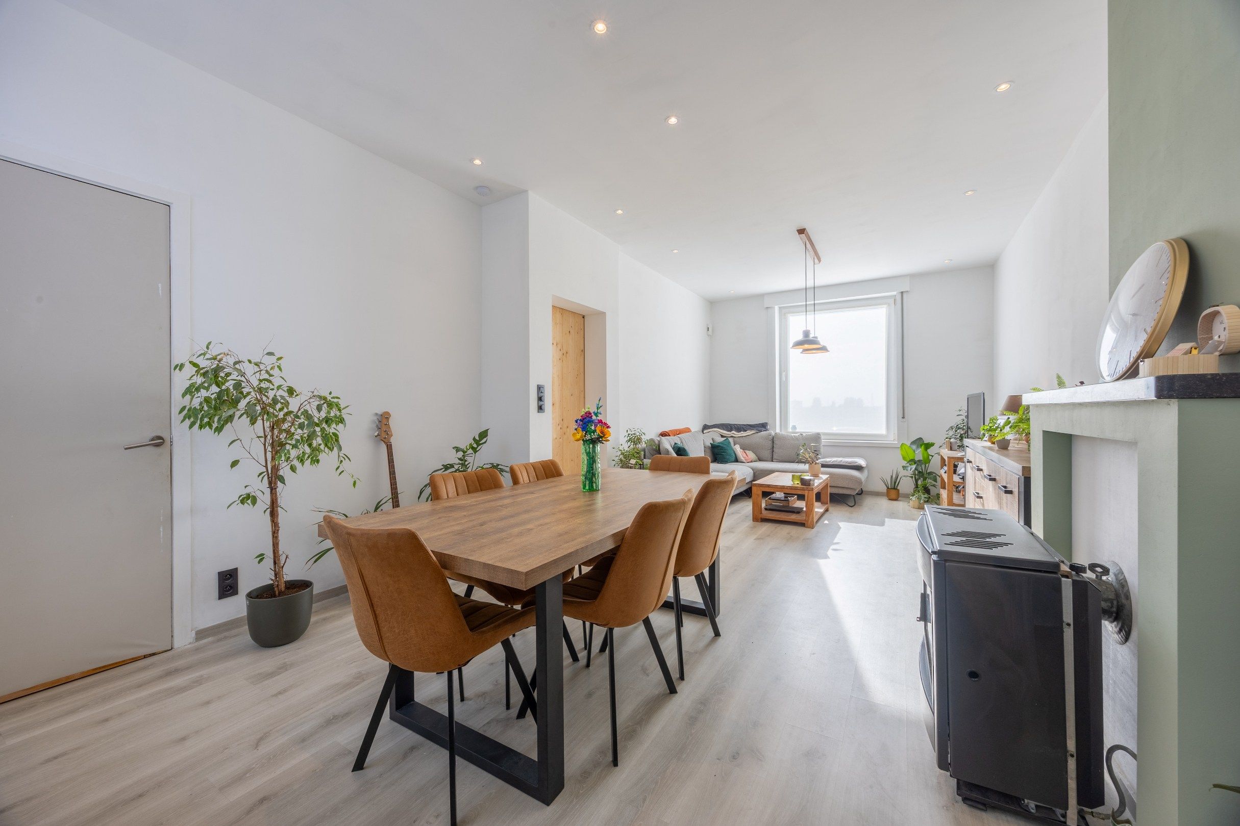 VERNIEUWDE WONING MET TUIN EN GARAGE foto 5