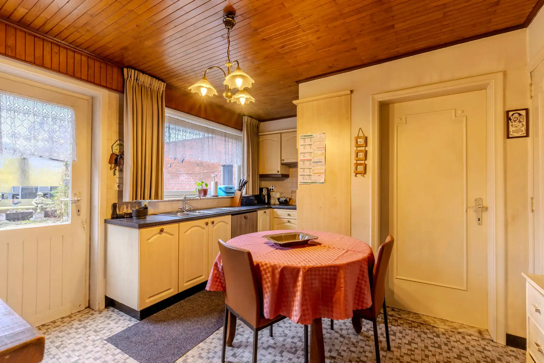 Ruime gezinswoning met 4 slpks op een perceel van ca. 800 m² foto 11