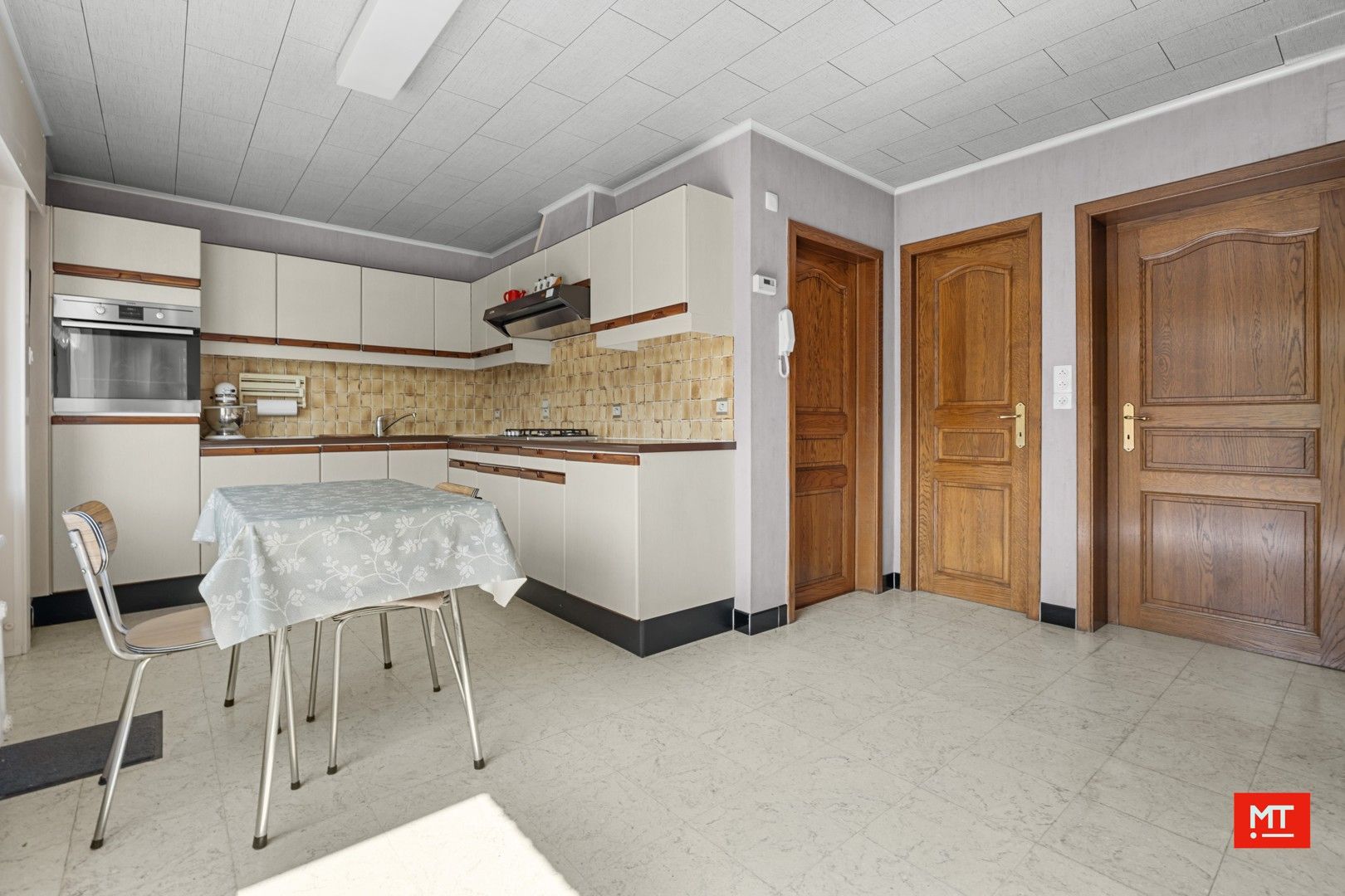 Kloeke, halfopen woning met 3 slaapkamers, tuin en garage in een rustige straat te Geluwe foto 6