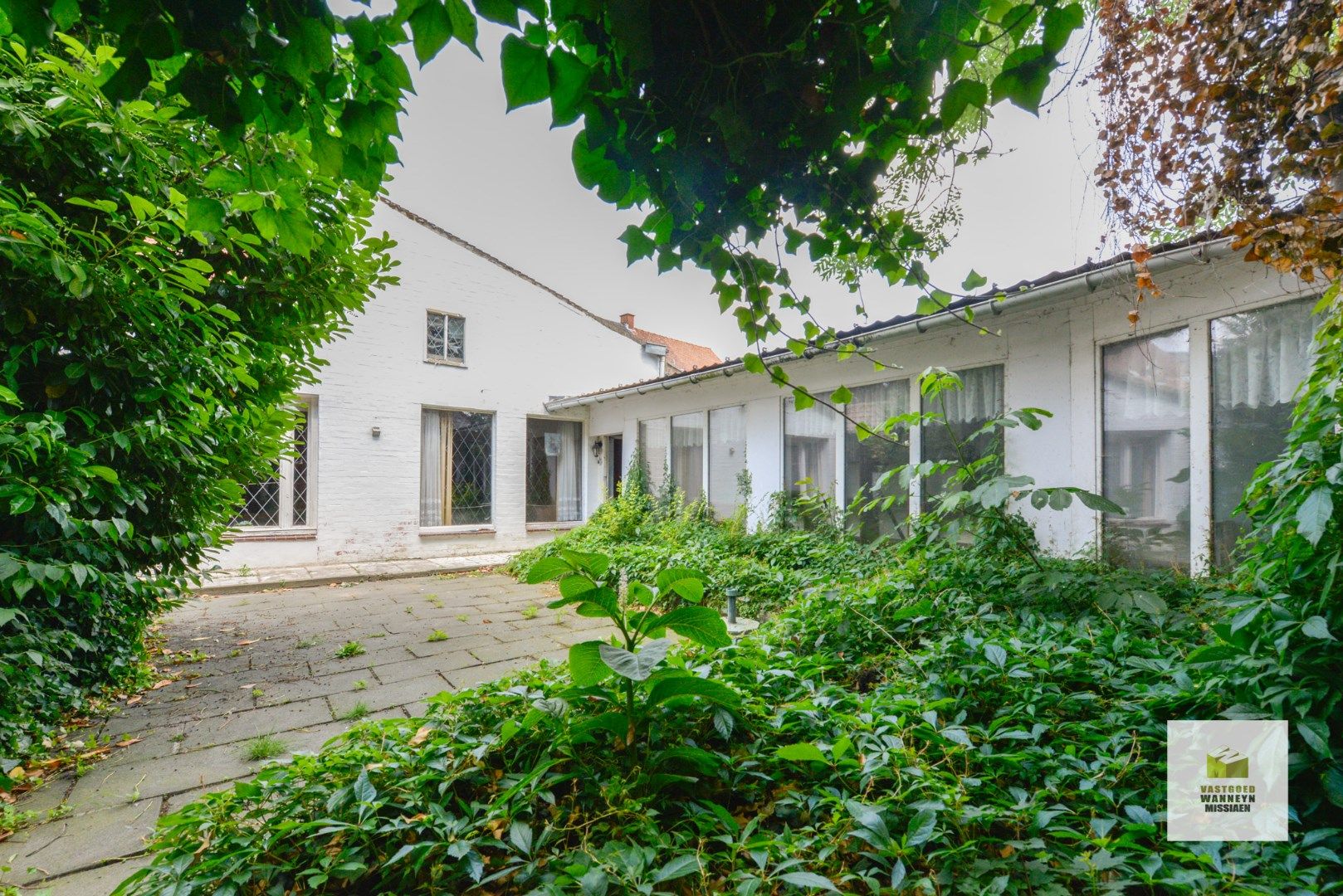 Karaktervolle, te renoveren woning met 3 slaapkamers, diepe tuin, garage met uitweg. foto 11