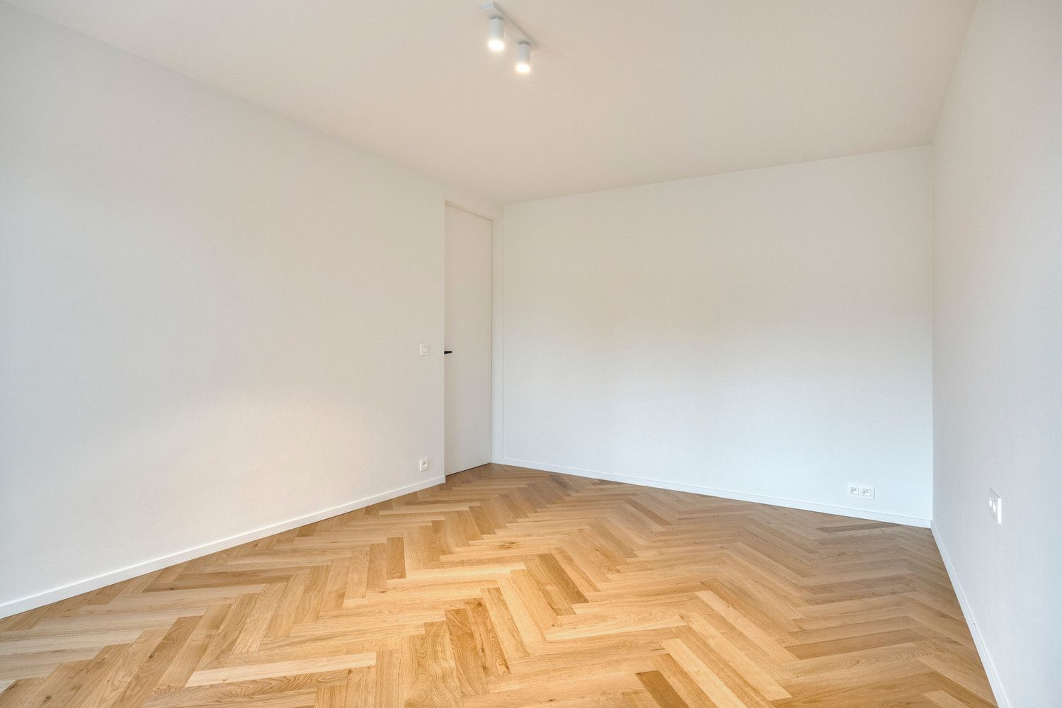 Volledig vernieuwd APP (110m2) met 2 slks, bureau, ruim terras en inpandige parkeerplaats! foto 8