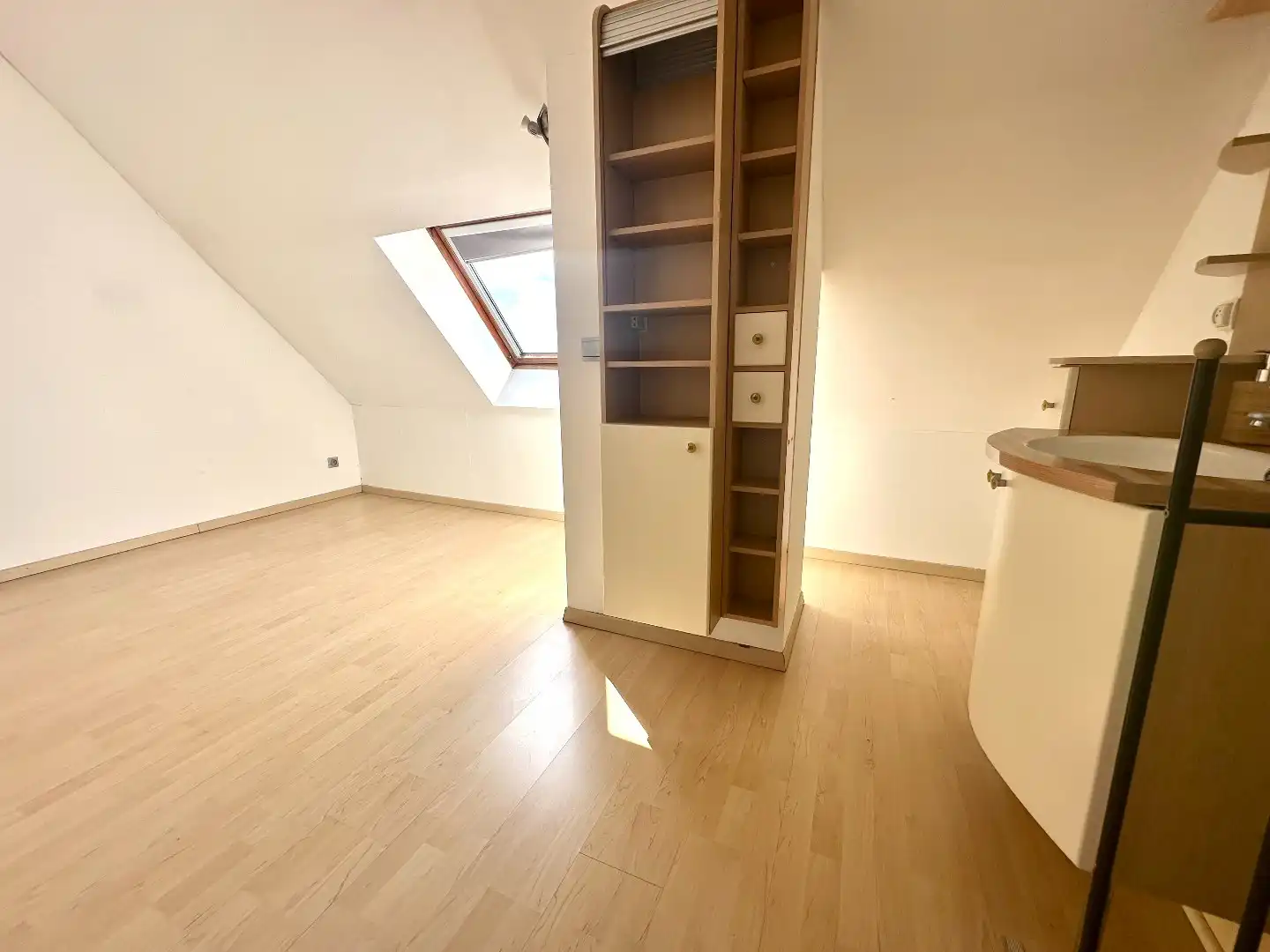 Gezellig duplex-appartement met terras en autostandplaats in rustige wijk te Hasselt foto 12