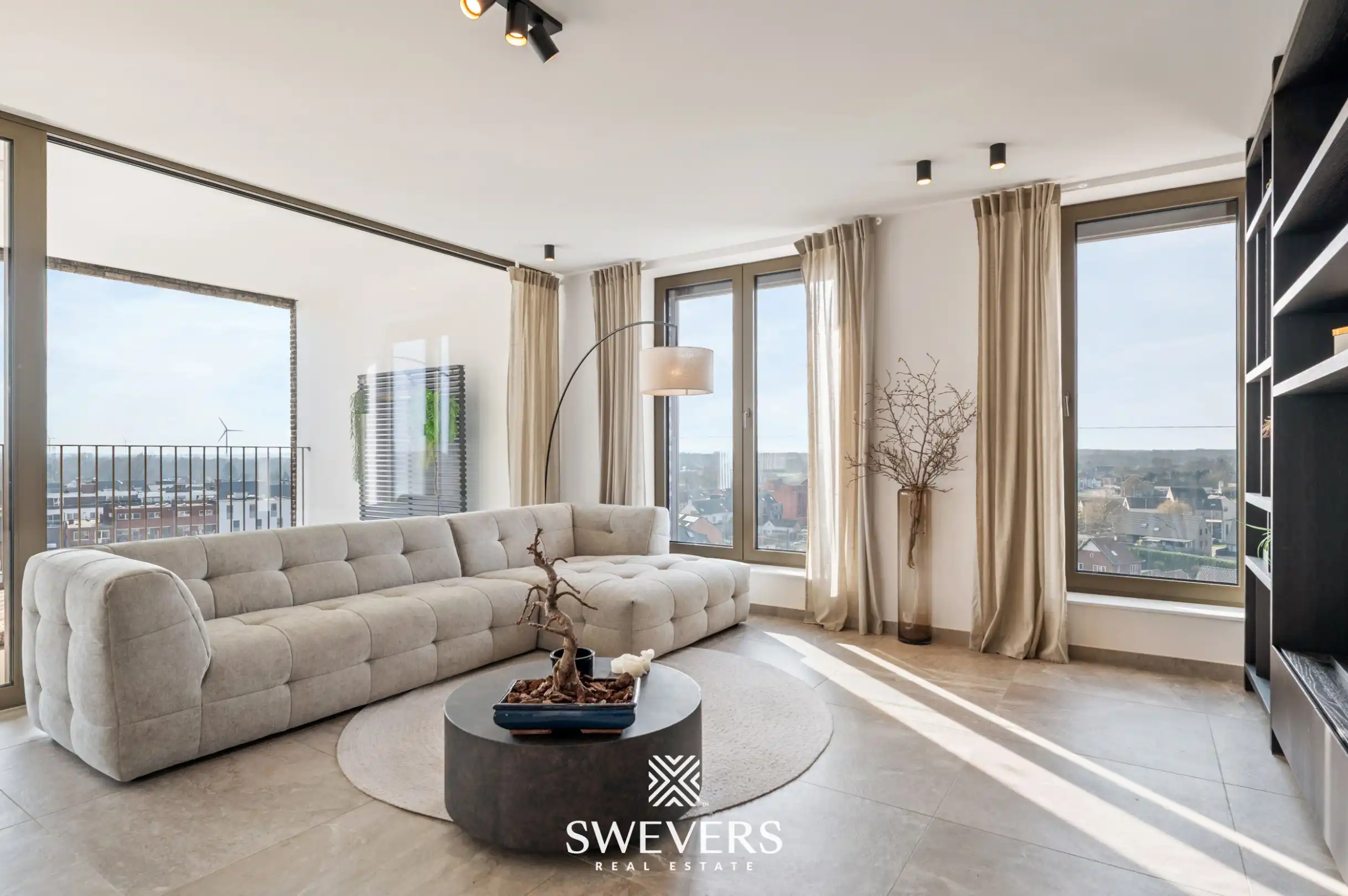 Uniek en luxueus penthouse van 222 m² op 8 ste verdieping in centrum Beringen  foto {{pictureIndex}}