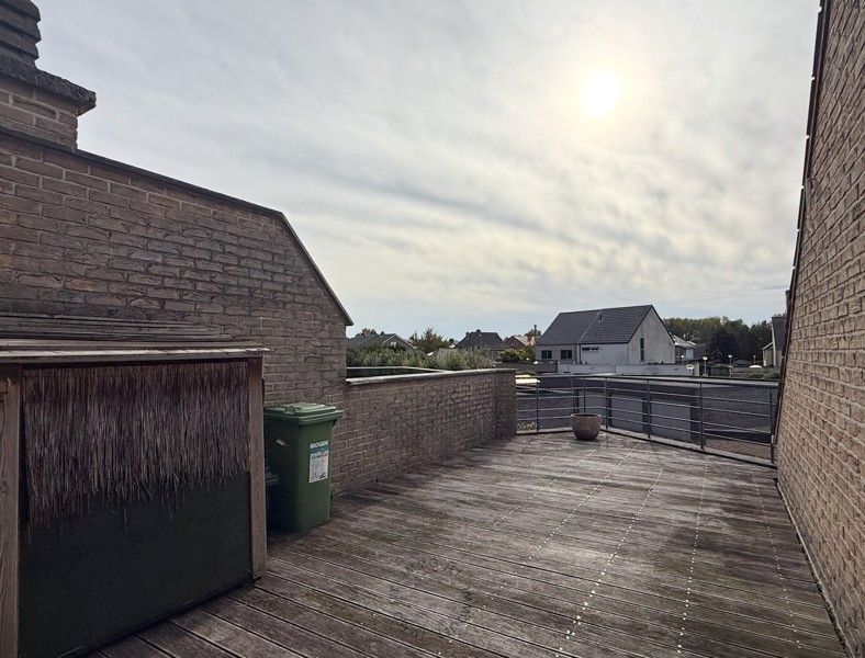 Ruim duplexappartement met terras en garage in Beveren foto 8