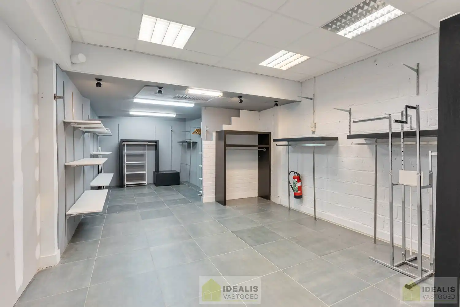 ZEER CENTRAAL GELEGEN HANDELSRUIMTE TE PELT (NEERPELT) MET PARKING VOOR DE DEUR! Deze handelsruimte met een oppervlakte van ca.90m² gelegen te Kempenplein in Pelt (Neerpelt) is uiterst geschikt als winkel of kantoorruimte en gelegen op een toplocatie. foto 9