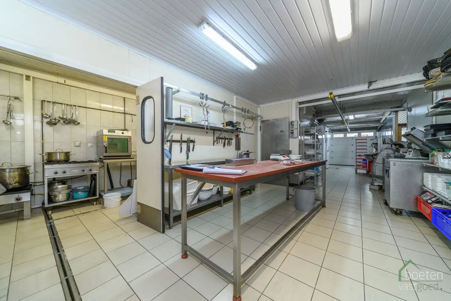 ALVERINGEM: handelsgelijkvloers, momenteel ingericht als beenhouwerij, met tuintje en car-ports in het hart van Alveringem foto 6