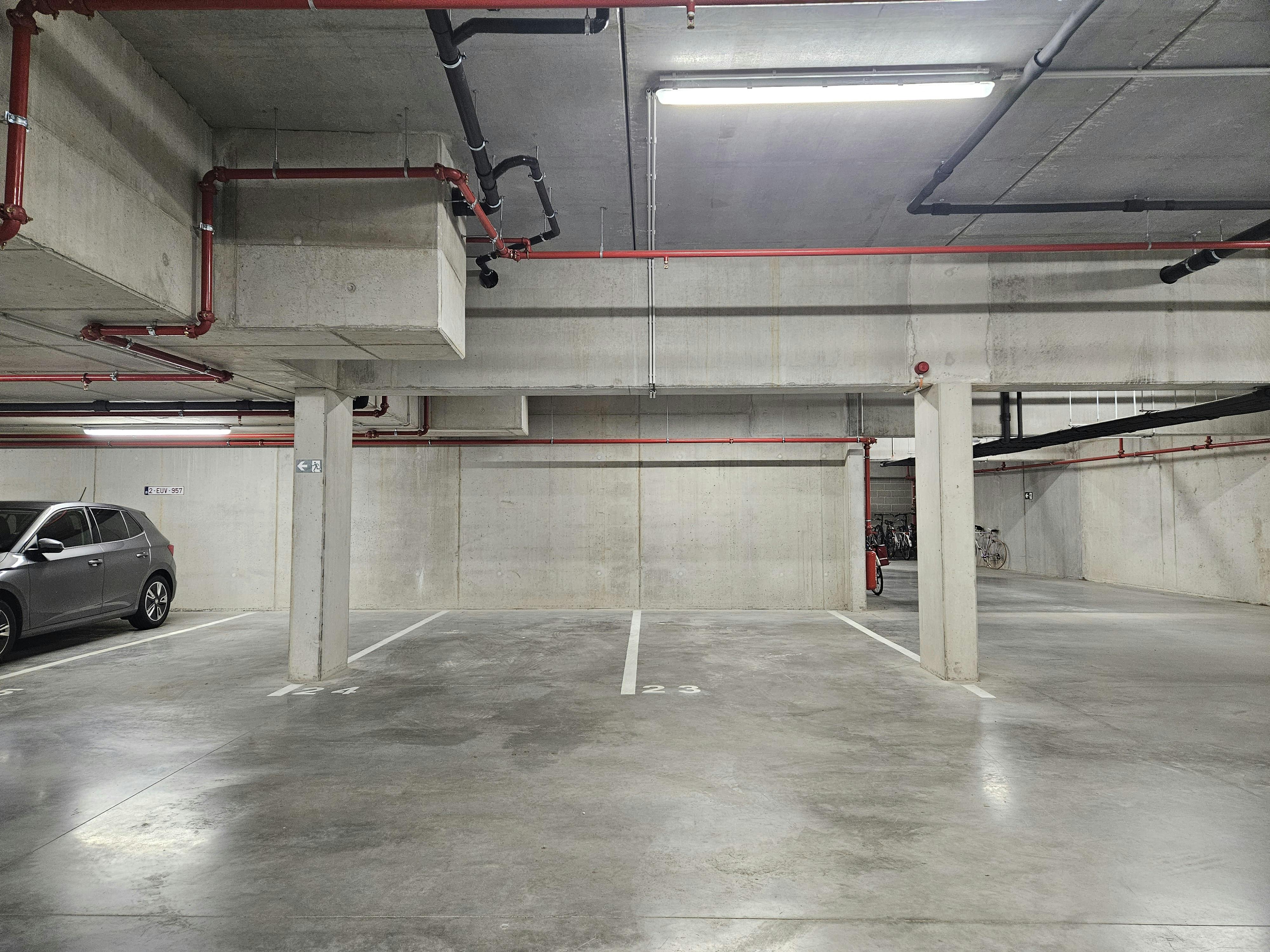 Vlot toegankelijke parkeerplaats in Brugge centrum foto {{pictureIndex}}