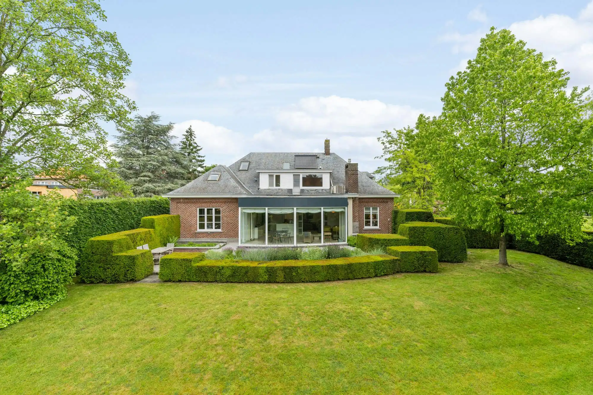 Exclusieve villa met aparte ingang voor vrij beroep in Grimbergen  foto {{pictureIndex}}