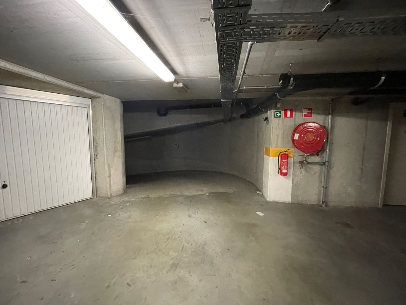 Staanplaats gelegen in een garagecomplex in een gebouw dichtbij het Stationsplein van Blankenberge. foto 3