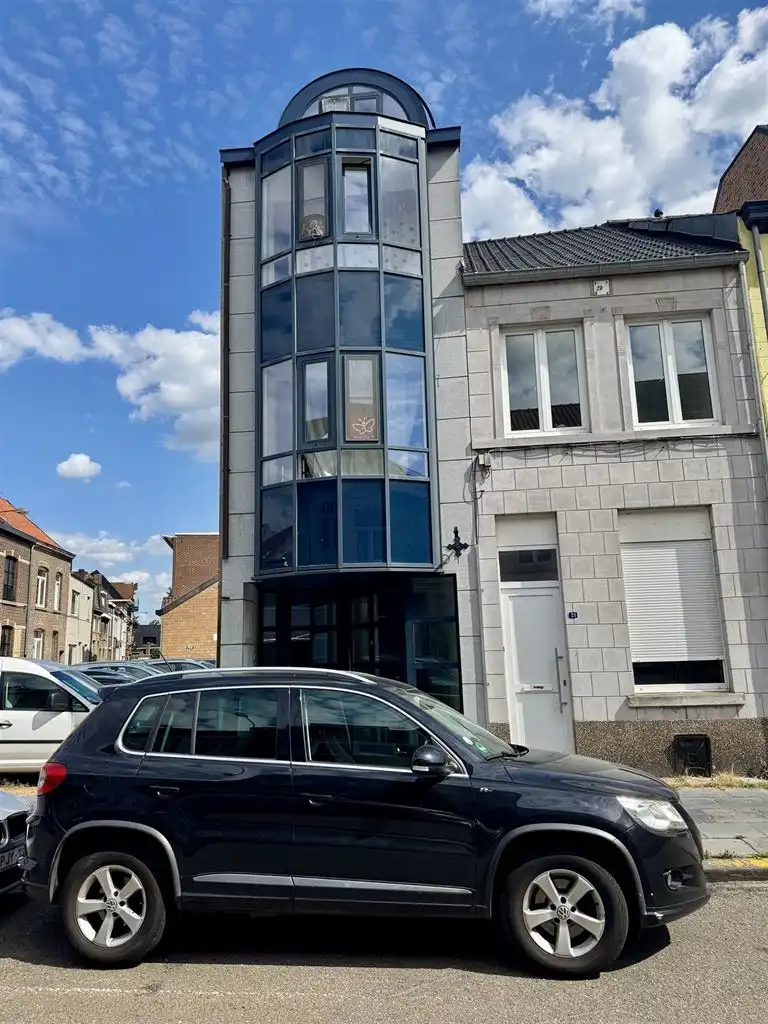 Opbrengstgebouw met twee appartementen in hartje Maaseik.  foto 2