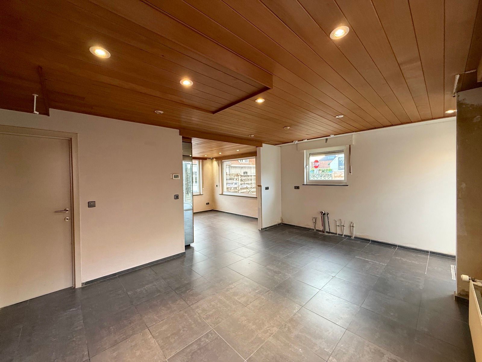 Half open woning met 4 slaapkamers, tuin en garage foto 7