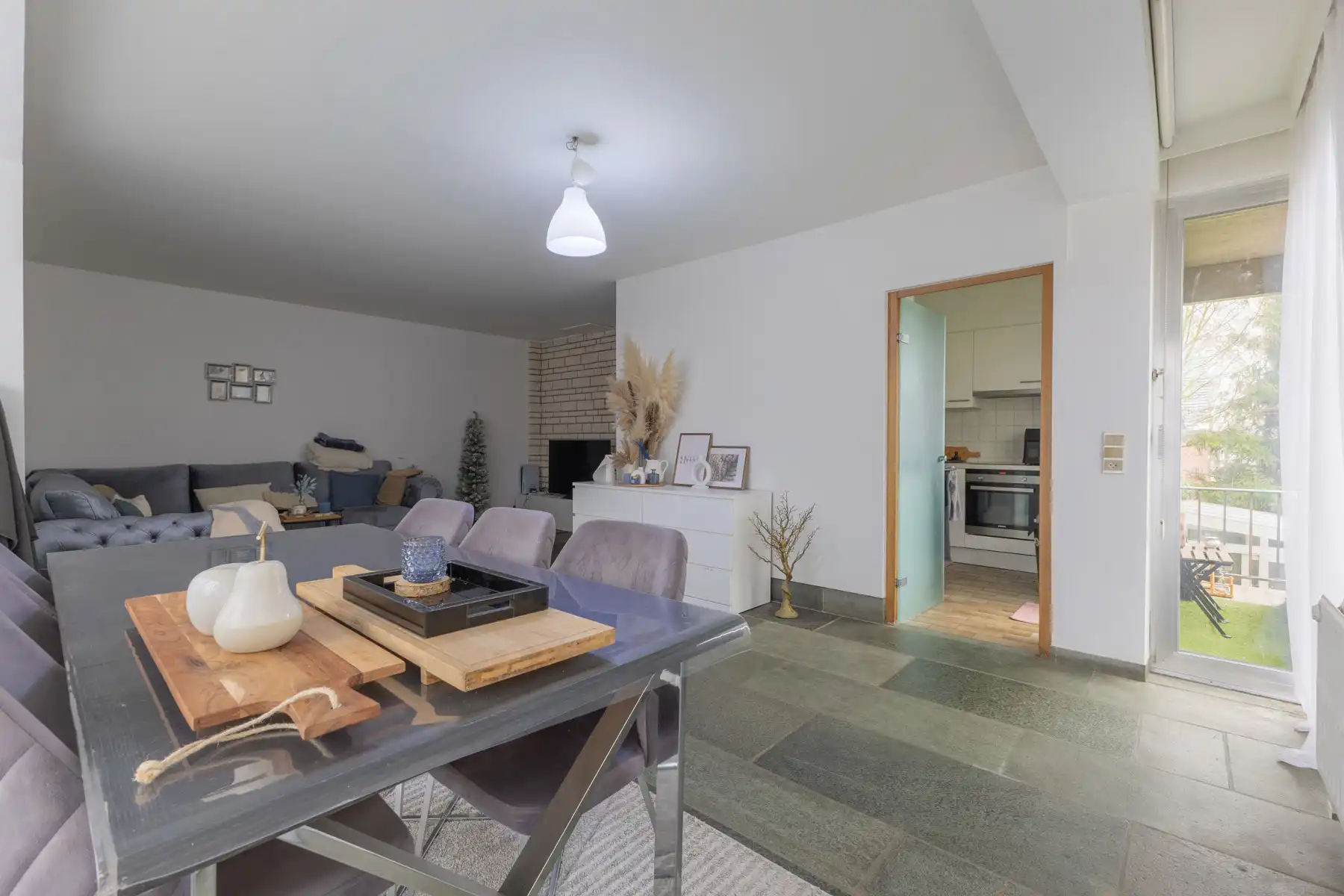 Opbrengsteigendom met 4 wooneenheden en 2 garages foto 7