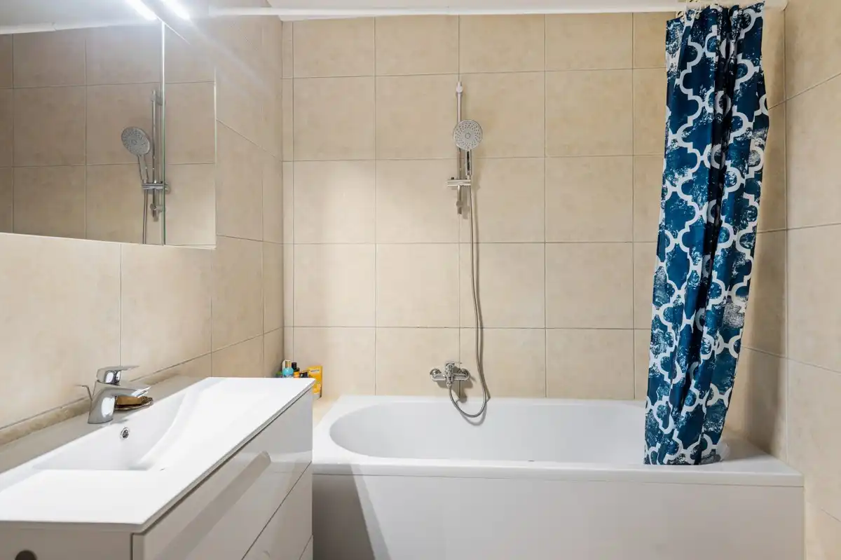 Licht, rust en stadse dynamiek ... in dit gelijkvloers hoekappartement met 2 slaapkamers komt het mooi samen. foto 6