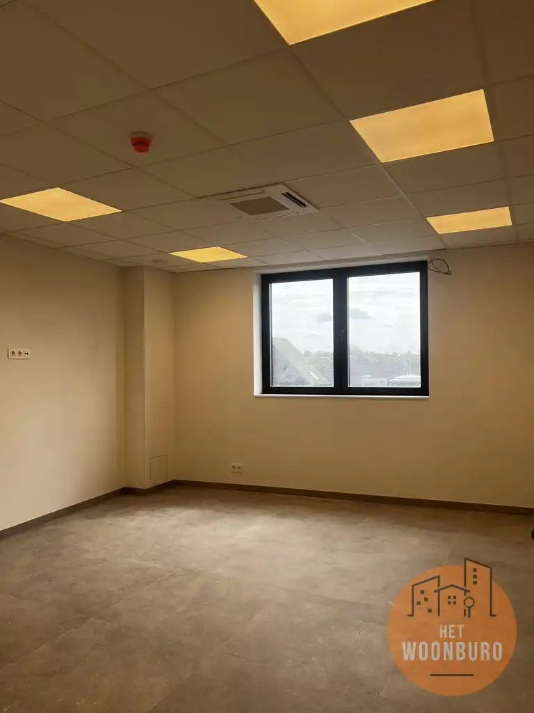 Kantoor met polyvalente ruimte, 4 burelen, vergaderzaal foto 10