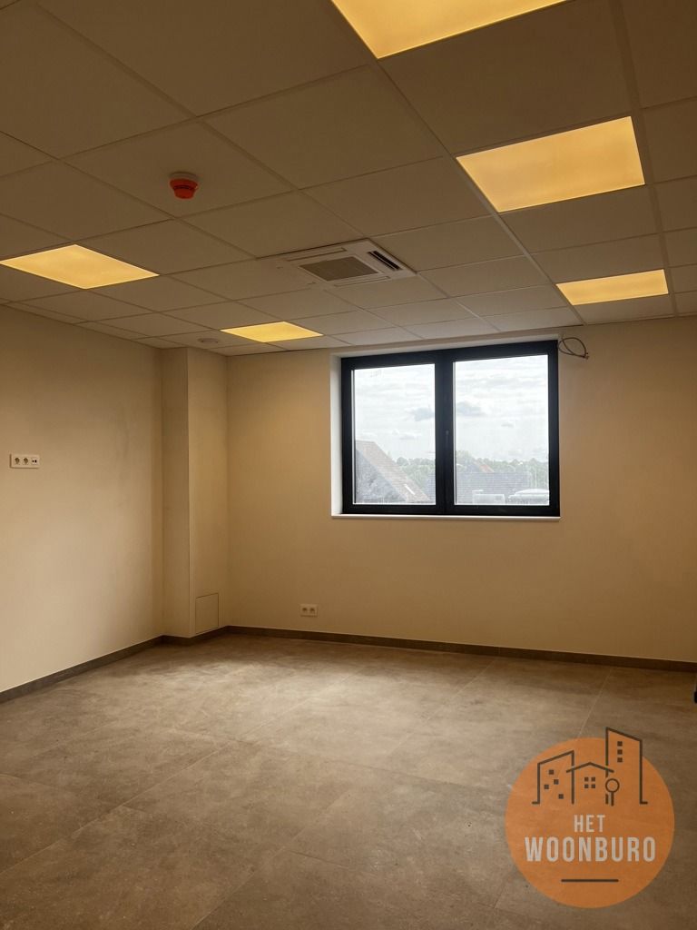 Kantoor met polyvalente ruimte, 4 burelen, vergaderzaal foto 10