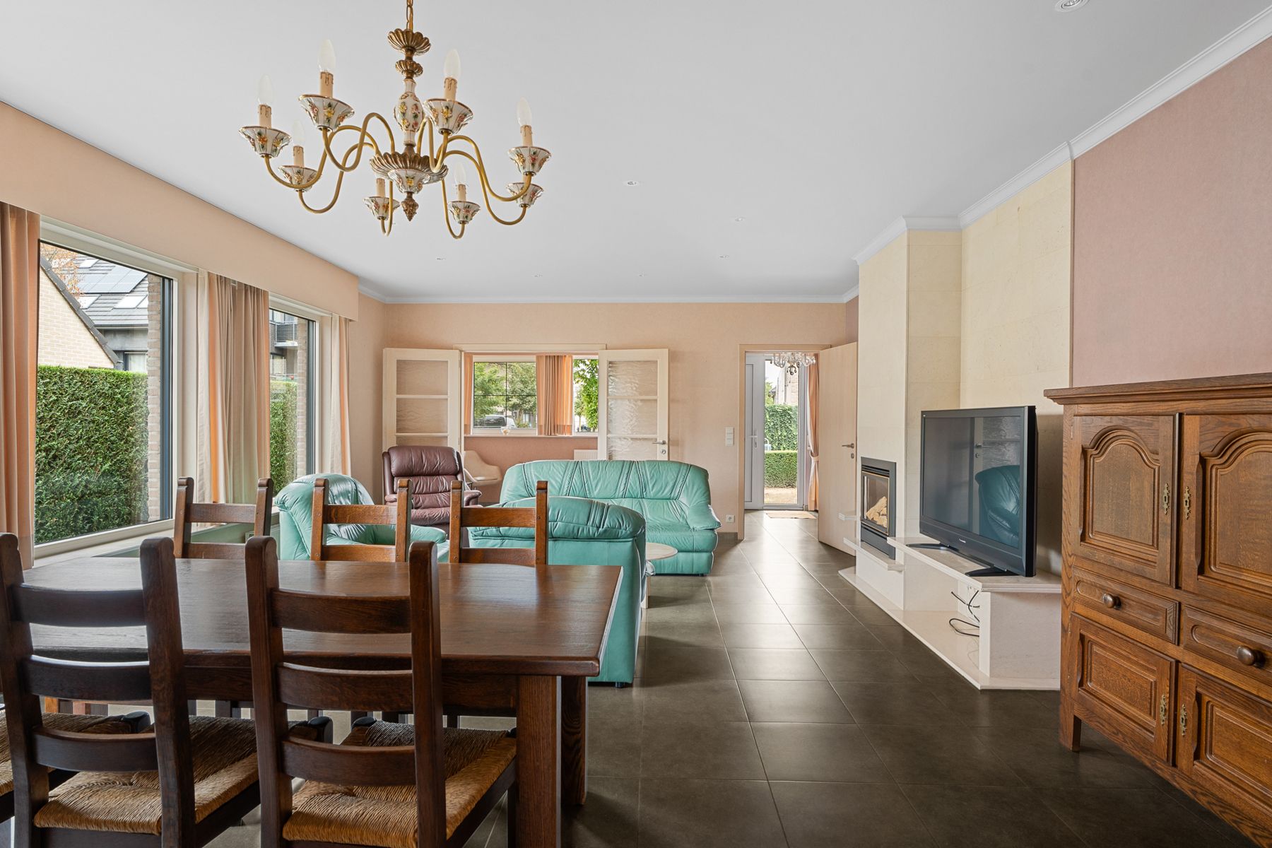 Perfect onderhouden bungalow in een residentiële wijk! foto {{pictureIndex}}