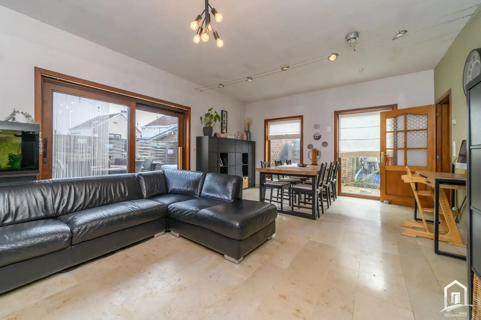 Gunstig gelegen, ruime en zeer lichtrijke gezinswoning te Iddergem. foto 6